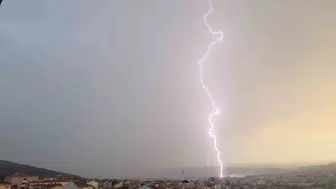 Çanakkale'de mezarlığa düşen yıldırım ağaçları küle çevirdi