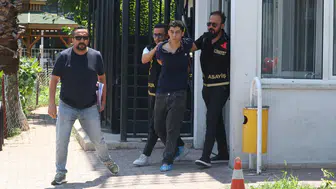 Antalya'da dehşet anları İçlerine şeytan girdi diyerek ablalarına saldırdı