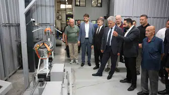 Düzce Valisi fabrikalarda nabız tuttu
