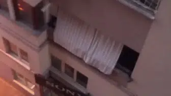 Denizli’de nefes kesen kurtarma Balkon filesinde asılı kalan çocuk