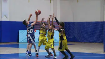 Sivaslı minik basketbolcular parkede şampiyonluk coşkusu yaşadı