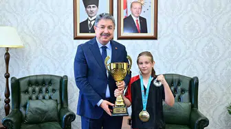 Minik şampiyon Asel başarısını Vali Yılmaz ile paylaştı