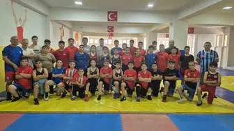 Sivaslı minik güreşçiler madalya için Ankara yolcusu
