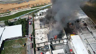 Arnavutköy'de sünger fabrikasını yangın küle çevirdi