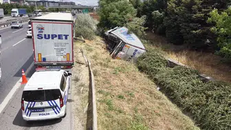 TEM Otoyolu'nda devrilen TIR trafiği kilitledi