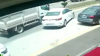Bolu'da parktan çıkan otomobile kamyonet çarptı