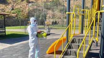 Körfez’de oyun parkları çocuk sağlığı için özel ilaçlarla temizleniyor