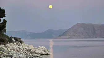 Van Gölü kıyısında ay ve güneşin görsel dansı