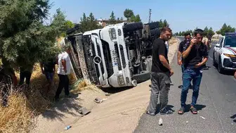 Diyarbakır'da tır kazası sürücüyü hastanelik etti