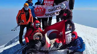 Ordulu dağcılar Türkiye'nin çatısına ulaştı