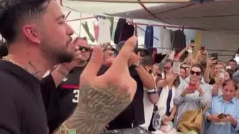 Mahmut Orhan pazar tezgahında dünya müziği çaldı
