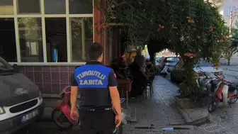 Turgutlu’da kaldırımı işgal eden kahvehanelere zabıta engeli