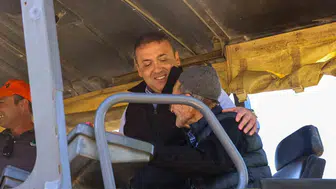 Bilecik köy yolunda asfaltı 90 yaşındaki İlyas amca başlattı