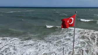 Mersin kıyılarında dev dalgalar hayatı zorlaştırıyor