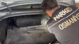 Osmaniye polisi çekici üzerindeki otomobilde uyuşturucu zulası yakaladı