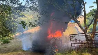 Bartın'da arıcının kamyoneti bahçede küle döndü