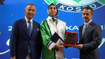 Üçüncü üniversitesini birincilikle bitirdi
