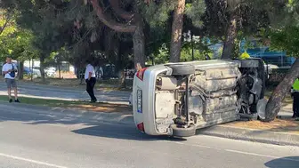 Bakırköy'de kontrolden çıkan otomobil ağaçlara çarparak yan yattı