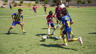 Sındırgı’da çocuklar futbolla depremin izlerini siliyor
