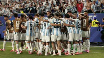 Messi ve Arjantin uzatmalarda zorlanarak son 16 biletini kaptı