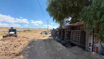 Van Başkale yolunda saman yüklü tır devrilerek trafiği kesti