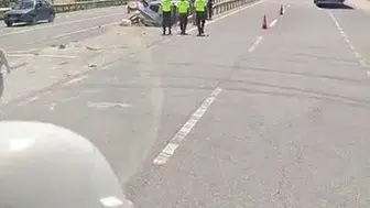 İnegöl yolunda iki araç bariyerlere girdi