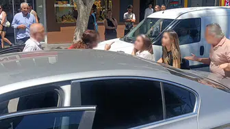 Yaya geçidinde duran sürücüye çarptılar bir de üste çıktılar