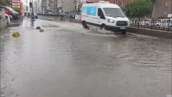 İstanbul’da aniden bastıran sağanak yolları göle çevirdi