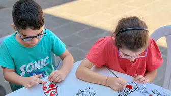 Manisalı çocuklar Hacivat ve Karagöz’ü milli renklerle boyadı