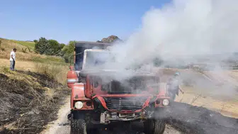 Susurluk yolunda yanan araç az kalsın büyük bir yangına yol açıyordu