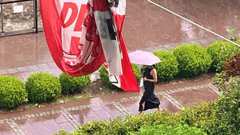 Antalya’da bunaltıcı sıcak yerini kısa süreli sağanağa bıraktı