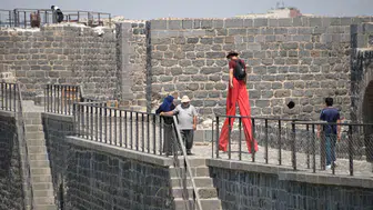 Diyarbakır Surlarında yürekleri ağza getiren tahta bacaklı şov