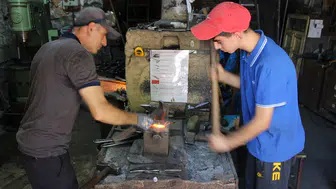 Mardinli usta üç asırlık örste oğluna meslek öğretiyor