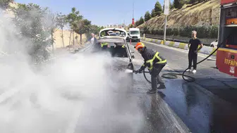 Mardin yolunda seyir halindeki araç küle döndü