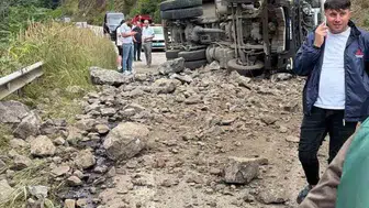 Tonya yolunda hafriyat kamyonu devrildi