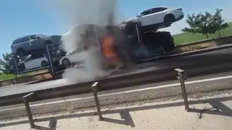 Viranşehir yolunda taşıyıcı tır ve üzerindeki araçlar yandı