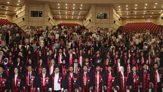 Erciyes Üniversitesi eczacılıkta yeni mezunlarını uğurladı