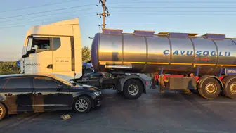 Ayvalık Otogar Kavşağı'nda tır ve otomobil çarpıştı