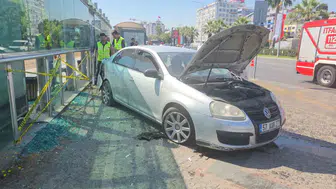Samsun'da tramvay durağına giren otomobilde üç kişi yaralandı