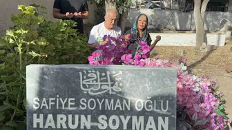 Safiye Soyman oğlunu mezarı başında andı