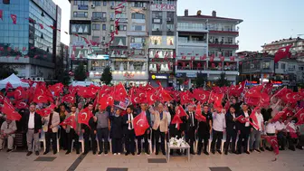 Ümraniye 15 Temmuz şehitlerini meydanda andı