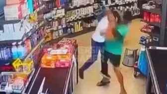 Mearkette dehşet anları: Çocuğa şiddet uygulayan saldırgan yakalandı