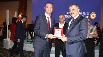 Aras Elektrik yerel basına verdiği destekle plaket aldı