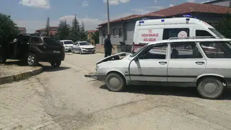 Yalvaç’ta kavşak kazası iki sürücüyü hastanelik etti