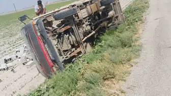 Hatay’da briket yüklü kamyon kontrolden çıktı