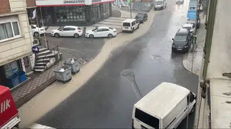 İstanbul’da aniden bastıran sağanak hayatı felç etti