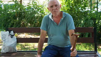 Antalya sokaklarında bir emekli Veli Çalışkan huzurevine yerleşmeyi bekliyor