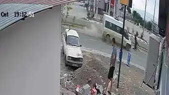 Osmaniye’de minibüsün çarptığı at yola savruldu