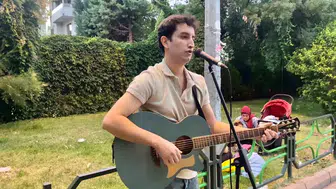 Eskişehirli müzisyen kendi şarkıları için sahneyi sokağa taşıdı