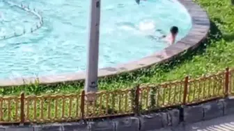 Erzurum sıcağında süs havuzuna giren çocukların tehlikeli serinliği